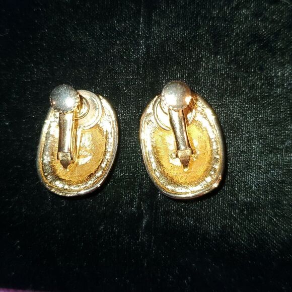 Vintage 1980's Napier Goldtone &‎ Ivory Enamel Rectangular Clip-On Earrings - Picture 4 of 6